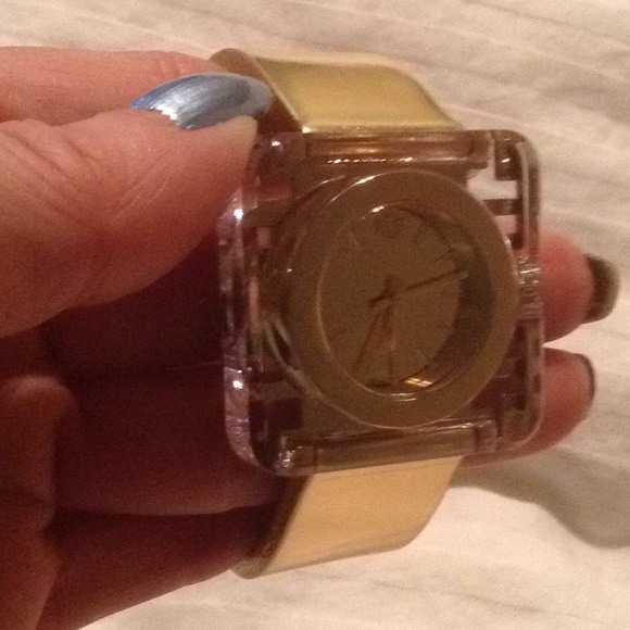 Tory Burch watch, has good battery - Picture 7 of 8